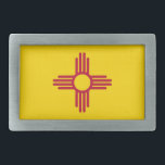 Hebilla de cinturón con bandera del estado de Nuev<br><div class="desc">¡Muéstrate el orgullo de tu estado con esta elegante hebilla de cinturón con la bandera de Nuevo México! Diseñada a partir de materiales duraderos, esta hebilla de cinturón muestra el emblemático símbolo Zia puesto contra un fondo amarillo audaz, representando el patrimonio y cultura únicos de Nuevo México. Ya sea que...</div>