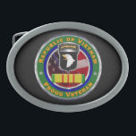 Hebilla De Cinturón Oval 101ª División Aérea Vietnam<br><div class="desc">¡Muestra tu orgullo por la única división de asalto aéreo de nuestro ejército! Este diseño único hace un regalo maravilloso para tu soldado de ataque aéreo favorito! Un regalo de diseño muy único para cualquiera que busque ese regalo especial para promoción, retiro, PCS, ETS, Día del Padre, Día de la...</div>