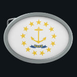 HEBILLA DE CINTURÓN OVAL BANDERA ESTATAL DE LA ISLA DE RHODE<br><div class="desc">La bandera del estado de Rhode Island es blanca y consiste en un ancla dorada en el centro (símbolo de esperanza) rodeado de trece estrellas de oro (para las 13 colonias originales y la condición de Rhode Island como el decimotercer estado en ratificar la Constitución). Una cinta azul bajo el...</div>
