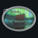 Hebilla De Cinturón Oval Buque Viking Y Luces Del Norte<br><div class="desc">Una imagen un poco estilizada de un buque de larga duración Viking que navega por la noche bajo las luces boreales ahí un par de icebergs; la mayoría de la tripulación está durmiendo. También aparece el texto "VIKINGAR" (Vikings).</div>