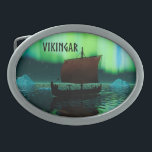 Hebilla De Cinturón Oval Buque Viking Y Luces Del Norte<br><div class="desc">Una imagen un poco estilizada de un buque de larga duración Viking que navega por la noche bajo las luces boreales ahí un par de icebergs; la mayoría de la tripulación está durmiendo. También aparece el texto "VIKINGAR" (Vikings).</div>