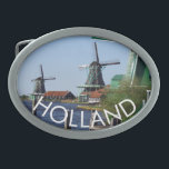 Hebilla De Cinturón Oval Foto tradicional de molinos de viento de los blanc<br><div class="desc">Durante sus vacaciones en Holanda, visite los famosos molinos de madera del museo al aire libre Zaanse Schans. Estos son molinos originales de viento de la Edad de Oro de Holanda. La región de Zaan deriva su nombre del río Zaan, un amplio y flojo río húmedo a lo largo del...</div>