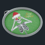 Hebilla De Cinturón Oval Goofy Skeleton Ornamenta Santa Hat en Green<br><div class="desc">Esta hebilla de cinturón tiene un esqueleto tonto sosteniendo dos brillantes Navidades Ball Ornaments a sus ojos con un sombrero rojo de santa en un fondo verde con flecos de oro. Feliz texto de Navidad en oro.</div>