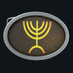 Hebilla De Cinturón Oval Menorah Flame<br><div class="desc">Una representación digital de la menorah judía de siete ramificaciones (hebreo: מְ נ וֹ רָ ה). La menorah de siete ramas, utilizada en el santuario portátil establecido por Moisés en el desierto y más tarde en el Templo en Jerusalén, ha sido un símbolo del judaísmo desde la antigüedad y es...</div>
