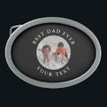 Hebilla De Cinturón Oval Monograma de la foto de la familia Best Dad Ever K<br><div class="desc">Vestir a papá con esta hebilla del cinturón monográfico de fotos de la familia Best Dad Ever Kids. Elija su imagen favorita para la plantilla y siga el mensaje. La tipografía de texto es "mejor papá" y personalizada con el texto de su personalizado o el nombre de su padre en...</div>