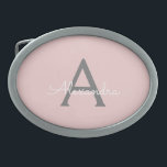 Hebilla De Cinturón Oval Monograma de Rubor Gris rosa moderno con guión de<br><div class="desc">Hebilla de nombre de cinturón de seguridad simple con guión simple rosa y gris de Rubor. Esto hace que la graduación perfecta, dulce 16 16, 18, 21, 30, 40, 50, 60, 70, 80, 90, 100 años, boda, ducha de novias, aniversario, ducha de bebé o despedida de soltera para alguien que...</div>