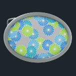 Hebilla De Cinturón Oval Patrón de flores Art Deco - azul y verde lima<br><div class="desc">Patrón Art Déco basado en un crisantemo tradicional y estilizado utilizado en los textiles japoneses,  en tonos azules,  turquesa y verde limón,  delineado en blanco,  sobre un fondo gris claro</div>