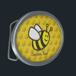 Hebilla De Cinturón Oval Personalizado Honeybee<br><div class="desc">Personalizado sonriente de abejas voladoras sobre fondo de colmena de abejas sin fisuras.</div>