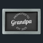 Hebilla De Cinturón Rectangular Ascendido Al Abuelo Este. I 2025<br><div class="desc">Diseño de Guay, perfecto para cualquier abuelo nuevo. ¡Increíble manera de anunciar un embarazo a tu padre! 'Promocionado al abuelo est 2025' es una broma para todos los hombres que ya aman a sus nietos. ¡Dale esto a tu padre en el Día del Padre o compra este arte si eres...</div>