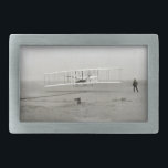 Hebilla De Cinturón Rectangular Aviación De Vuelo En Primer Avión De Wright Brothe<br><div class="desc">Wright Flyer fue un invento de 1903 de los Hermanos Orville Wright y Wilbur Wright. El primer vuelo de avión motorizado de un avión ocurrió el 17 de diciembre de 1903 cerca de Kitty Hawk, Carolina del Norte. Este trabajo es de dominio público en Estados Unidos porque fue publicado (o...</div>