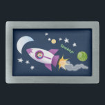 Hebilla De Cinturón Rectangular Barco de cohetes en ilustracion de personalizado e<br><div class="desc">Explore el espacio con este bonito diseño que presenta a un niño en un barco de cohetes dibujado en un divertido estilo de ilustracion personalizado.</div>