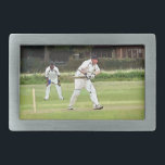 HEBILLA DE CINTURÓN RECTANGULAR CRICKET<br><div class="desc">Diseño artístico simple de un partido de cricket en la tarde del domingo.</div>