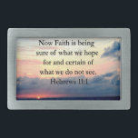 HEBILLA DE CINTURÓN RECTANGULAR DISEÑO FOTOGRÁFICO DE HEBREWS 11:1<br><div class="desc">Comparte tu fe, esperanza y amor con este impresionante amanecer sobre el diseño de la foto del océano con las esperanzadoras escrituras versos hebreos 11:1 en Tees and Gifts. "Ahora la fe es estar segura de lo que esperamos y segura de lo que no vemos". Este tranquilo diseño fotográfico de...</div>