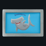 Hebilla De Cinturón Rectangular El gracioso tiburón martillo personalizado<br><div class="desc">Este feliz tiburón martillo hambriento está en la caza de su próximo bocadillo. Dibujado en un divertido estilo de ilustracion personalizado.</div>