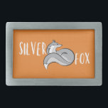 Hebilla De Cinturón Rectangular Fox plateado<br><div class="desc">Una hebilla de cinturón audaz con ilustracion de zorro gris y el texto,  zorro plateado</div>