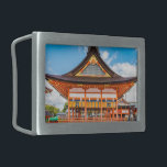 Hebilla De Cinturón Rectangular Gai-Haiden, santuario Fushimi Inari-Taisha, Kyoto<br><div class="desc">El Gai-Haiden (salón exterior de veneración con paredes abiertas) con un techo de cadera y gable cubierto de paja de cipreses ha sido designado importante propiedad cultural. Los farolillos de hierro que cuelgan de los aleros representan los doce signos del zodiaco. El Gai-Haiden se construyó por primera vez en 1589...</div>