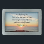 HEBILLA DE CINTURÓN RECTANGULAR GALATIANOS 5 FRUTOS DEL ESPÍRITU<br><div class="desc">Disfruta de este hermoso amanecer sobre el diseño de la foto del océano con el inspirador versículo de las Escrituras Galatians 5:22, frutos del Espíritu en Tees y Regalos. El fruto del Espíritu es el amor, la alegría, la paz, la paciencia, la bondad, la generosidad, la fidelidad, la gentileza, el...</div>