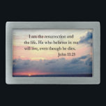 HEBILLA DE CINTURÓN RECTANGULAR JOHN 11:25 SUNRISE SOBRE LA FOTO DEL OCÉANO<br><div class="desc">Soy la resurrección y la vida. El que cree en mí vivirá, aunque muera. Comparte tu fe, esperanza, milagros, amor de Dios y bendiciones con este hermoso diseño de fotos oceánicas con el inspirador versículo de las Escrituras John 11:25 en Tees and Gifts. Este diseño sereno John 11:25 hará un...</div>