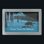 Hebilla De Cinturón Rectangular Lobo de Invierno - Tapetum Lucidum<br><div class="desc">Un lobo camina sobre una nieve dura en la noche; un pico cubierto de árboles en el fondo. La luz de la luna refleja la nieve y la ladera pálida de los abedules. Los ojos del lobo también brillan con la luz de la luna reflejada. Añade tu propio texto. La...</div>