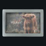 Hebilla De Cinturón Rectangular Monograma inicial de ternera bovina de montaña de<br><div class="desc">Fotografía del campo de hierba de ternera de vaca de la región montañosa del otoño. Impresionante ternera joven de ganado escocés de tierras altas en un campo de hierba otoñal con colores apagados. Hermoso abrigo naranja peludo oscuro que contrasta con el césped verde claro amarillo y los árboles en el...</div>