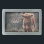 Hebilla De Cinturón Rectangular Monograma inicial de ternera bovina de montaña de<br><div class="desc">Fotografía del campo de hierba de ternera de vaca de la región montañosa del otoño. Impresionante ternera joven de ganado escocés de tierras altas en un campo de hierba otoñal con colores apagados. Hermoso abrigo naranja peludo oscuro que contrasta con el césped verde claro amarillo y los árboles en el...</div>
