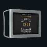 Hebilla De Cinturón Rectangular Nacido en el 50º cumpleaños 1971, negro vintage<br><div class="desc">Una hebilla personalizada para ese caballero de cumpleaños nacido en 1971 y que cumple 50 años. Añada el nombre a este diseño retro vintage de color negro, blanco y dorado para un regalo de 50 años personalizado. Edite fácilmente el nombre y el año con la plantilla proporcionada. Un personalizado maravilloso...</div>