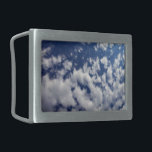 Hebilla De Cinturón Rectangular Nubes esponjosas En El Cielo Azul<br><div class="desc">Un banco de nubes blancas esponjosas se rompe en pequeñas piezas espesas a lo largo del marco de la fotografía vertical. La cubierta de la nube es más densa a la izquierda y más dispersa a la derecha, revelando un cielo azul profundo que está oscuro cerca de la parte superior...</div>