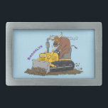 Hebilla De Cinturón Rectangular Personalizado del bulldozer cómico que conduce un<br><div class="desc">Este toro está haciendo su propio movimiento de tierra,  conduciendo un bulldozer al divertido estilo personalizado.</div>