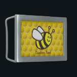 Hebilla De Cinturón Rectangular Personalizado Honeybee<br><div class="desc">Personalizado sonriente de abejas voladoras sobre fondo de colmena de abejas sin fisuras. Texto personalizado.</div>