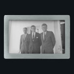 Hebilla De Cinturón Rectangular Presidente John Kennedy y Brothers American Camelo<br><div class="desc">El sol golpeó a los tres hermanos Kennedy mientras se paraban bajo el conocido pórtico blanco de la Casa Blanca. El presidente John F. Kennedy, el mayor, se inclinó contra una columna, con una sonrisa irónica jugando en sus labios. Sus hermanos menores, Robert y Ted, se pararon a su lado,...</div>