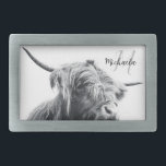 Hebilla De Cinturón Rectangular Retrato de vaca Highland monograma inicial blanco<br><div class="desc">Monograma inicial de nombre personalizado de vaca Highland en blanco y negro. Fotografía retrato de un majestuoso ganado de las tierras altas en un día nublado con fondo blanco y negro.</div>