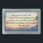 HEBILLA DE CINTURÓN RECTANGULAR ROMANS 8:28 FE<br><div class="desc">Muestra tu fe y esperanza en el amor y bendiciones de Dios con este impresionante amanecer sobre el diseño original de la foto del océano con el inspirador verso de la escritura Romanos 8:28 en Tees and Gifts. Dios trabaja para el bien de los que lo aman. Este sereno diseño...</div>