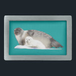 Hebilla De Cinturón Rectangular Sello de anillo<br><div class="desc">Una madre Ringed Seal y cachorro en un hielo. Como en el caso de los Osos Polares que se aprovechan de ellos, los mamíferos marinos como el Sello Rojo se ven amenazados por los cambios causados por el cambio climático en la capa de hielo del Ártico. Nombrado por las marcas...</div>