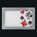 Hebilla De Cinturón Rectangular Tarjeta de juego de jugador de póquer se adapta a<br><div class="desc">Fondo gris,  texturado con símbolos de cartas de juego poligonales. Símbolos de cartas de juego,  corazón,  diamantes,  pala y club.</div>
