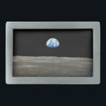 Hebilla De Cinturón Rectangular Tierra desde la luna en el espacio negro: Surco<br><div class="desc">Desde las llanuras lunares desoladas, la Tierra pende como un frágil ornamento en el abismo. El contraste crudo entre los grises estériles del paisaje lunar y el mármol azul vibrante de la Tierra enciende una punzada de extranjería dentro de la luna. Innumerables noches había presenciado a la Tierra dominar el...</div>