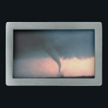 Hebilla De Cinturón Rectangular Tornado<br><div class="desc">Un tornado peligroso o "twister" llega a Oklahoma y es captado en película por los asaltos de la tormenta del Laboratorio Nacional Severo de la NOAA. Este torrente tiene una nube de polvo y escombros formándose en la superficie del suelo en el callejón del tornado.</div>