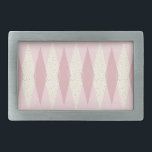 Hebilla de cinturón rosado moderno de Mid Century<br><div class="desc">Este modelo de hebilla del cinturón rosado moderno de Mid Century (impresión de gran tamaño) presenta un fondo rosa de la primera dama y un patrón de diamantes modestos, translúcidos y de color rubor sobre diamantes de color crema más grandes y vintage con especkles de edad espacial de color dorado....</div>