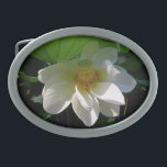 Hebilla del cinturón con flor blanco delicado de L<br><div class="desc">Hermosa hebilla del cinturón con delicada flor blanca de Lotus (Nelumbo Nucifera) escondida bajo una hoja. Este producto es su personalizable.</div>
