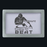 Hebilla del cinturón del personalizado de DJ<br><div class="desc">" DJ [YOURNAME] que cae ese golpe". Cambie el campo del texto a lo que usted quiere. Usando el "personalizar" función,  usted puede también cambiar (corregir) el color de fondo de este artículo,  así como añade más texto si usted desea.  Vea mi tienda para más artículos con este diseño.</div>