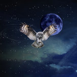 Hebilla Ovalada Búho en vuelo<br><div class="desc">Vida silvestre increíble. El gran búho gris o búho gris es un búho muy grande, documentado como la especie de búho más grande del mundo por longitud. Búho en vuelo, cielo oscuro con estrellas y luna azul.</div>