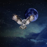Hebilla Ovalada Búho en vuelo<br><div class="desc">Vida silvestre increíble. El gran búho gris o búho gris es un búho muy grande,  documentado como la especie de búho más grande del mundo por longitud. Búho en vuelo,  cielo oscuro con estrellas y luna azul.</div>