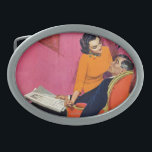 Hebilla Ovalada El año de descontento<br><div class="desc">Artista: El hombre de Morgan Kane el | A está ganduleando en una silla roja brillante que lee el periódico,  y una mujer se está sentando en el brazo</div>