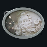 Hebilla Ovalada Hombre verde<br><div class="desc">La cara con viñas y flores que sobresalen de su boca es conocida como el Hombre Verde. En esta fotografía de color, la escultura de relieve alto es un elemento arquitectónico que forma parte de un gran plantador sobre una columna. La profundidad superficial del campo resalta la escultura. Bokeh, fuera...</div>