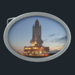 Hebilla Ovalada Lanzamiento del Descubrimiento del Transbordador E<br><div class="desc">El Descubrimiento del transbordador espacial en la plataforma de lanzamiento es uno de los órbitros del programa del transbordador espacial de la NASA y el tercero de los cinco orbíters totalmente operativos que se construirán. Su primera misión, STS-41-D, voló del 30 de agosto al 5 de septiembre de 1984 y...</div>