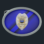 Hebilla Ovalada Línea azul delgada con insignia<br><div class="desc">Este diseño tiene como objetivo honrar a los valientes hombres y mujeres que protegen a nuestras comunidades. Esta policía,  el sheriff y el símbolo de las fuerzas del orden es un bello tributo gráfico a los que sirven y a los que han hecho el sacrificio supremo.</div>