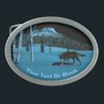 Hebilla Ovalada Lobo de Invierno - Tapetum Lucidum<br><div class="desc">Un lobo camina sobre una nieve dura en la noche; un pico cubierto de árboles en el fondo. La luz de la luna refleja la nieve y la ladera pálida de los abedules. Los ojos del lobo también brillan con la luz de la luna reflejada. Añade tu propio texto. La...</div>