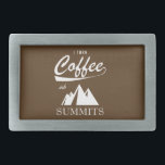 Hebilla Rectangular Convierto el café en cumbres<br><div class="desc">Es mi pequeño truco de magia. Dame una buena taza de java y escalaré. Lejos. Cuanto más sube ese camino por la montaña,  más la aplastaré. ¡Más café,  más millas,  más cumbres!</div>