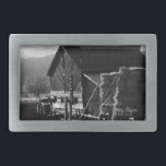Hebilla Rectangular Hay Barn<br><div class="desc">Las impresiones y regalos de Hay Barn muestran una impresionante fotografía en blanco y negro que capta una pila de heno junto a un antiguo granero en bello contraste de valor tomado por Kurt Keller con una cámara de 35 mm mientras se aventuraba en una carretera menos transitada por las...</div>
