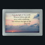 HEBILLA RECTANGULAR HERMOSA FOTO DE JOHN 8:12 SUNRISE<br><div class="desc">Soy la luz del mundo. Quien me siga nunca caminará en la oscuridad, pero tendrá la luz de la vida. Ser un mensajero del poder de Jesucristo con este magnífico amanecer sobre el diseño original de la foto del océano con el motivador versículo de las Escrituras Juan 8:12 en Tees...</div>