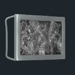 Hebilla Rectangular Ornamentos de bola de disco brillante foto en blan<br><div class="desc">Ornamentos de bola disco de varios tamaños forman una pila caótica en esta fotografía única en blanco y negro. Las bolas de espejo brillantes reflejan una luz brillante o sombras oscuras de cada una de sus pequeñas facetas espejadas. Los adornos de bola purpurina descansan sobre las guirnaldas con perlas dodecaedro...</div>